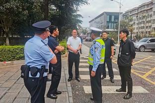 戴伟浚庆祝国足2-1胜泰国：追风赶月莫停留，平芜尽处是春山